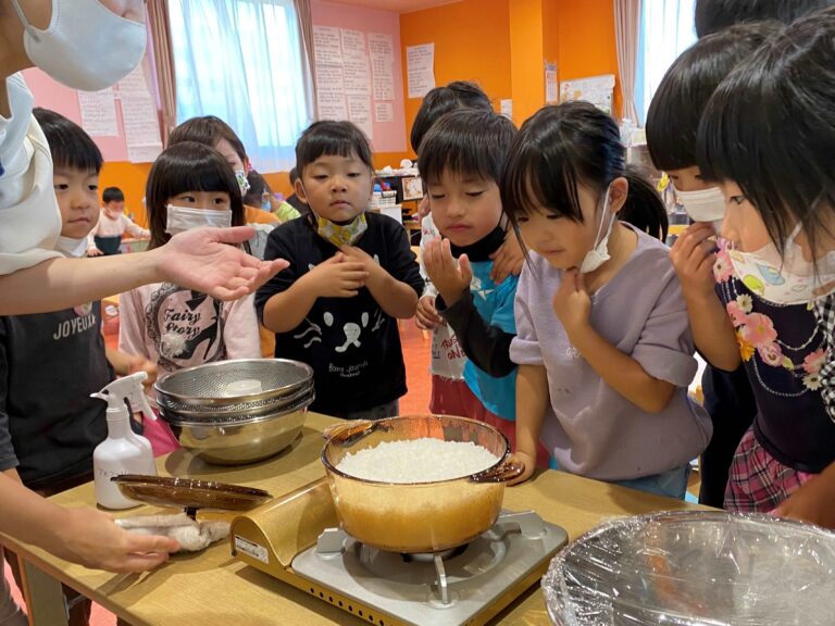 食育活動<br />
栽培・収穫体験・クッキングなど身近なところから食に関わる様々な体験をします。